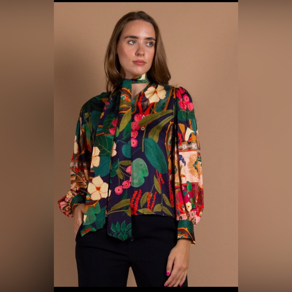 Vilagallo
Marlene V Neck Vintage Floral Blouse With Optional Belt 40